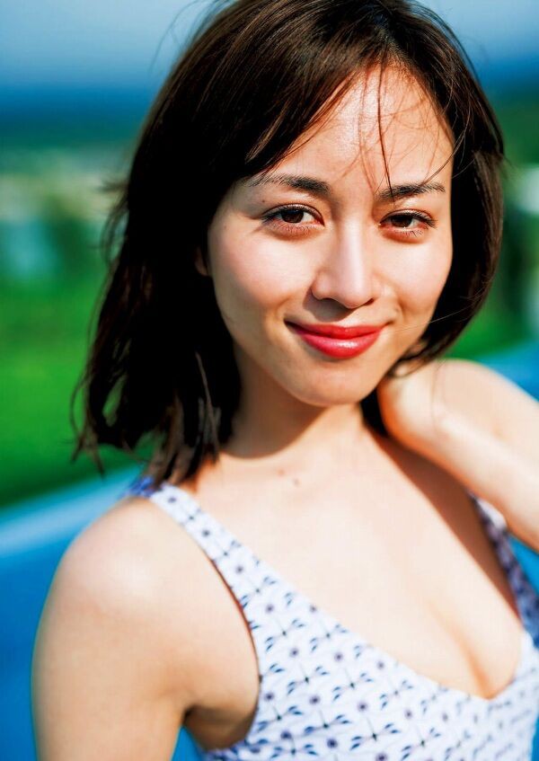 比嘉愛未 水着画像!若い頃の美しさと抜群スタイルがたまらない! 12枚目