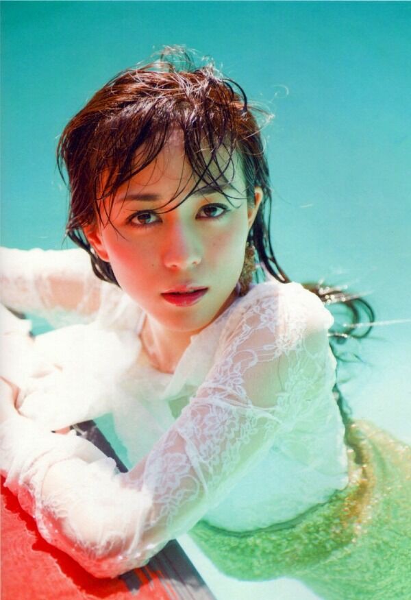 比嘉愛未 水着画像!若い頃の美しさと抜群スタイルがたまらない! 17枚目