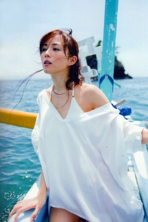 比嘉愛未 水着画像!若い頃の美しさと抜群スタイルがたまらない! 18枚目