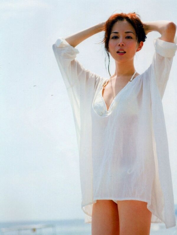 比嘉愛未 水着画像!若い頃の美しさと抜群スタイルがたまらない! 22枚目