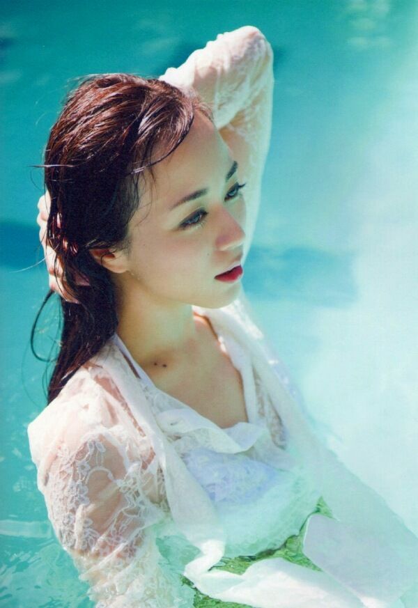 比嘉愛未 水着画像!若い頃の美しさと抜群スタイルがたまらない! 23枚目