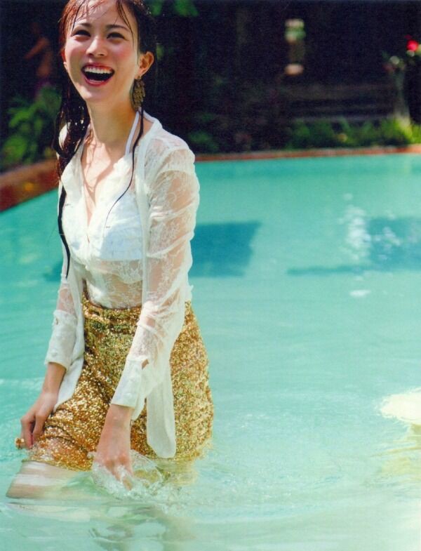 比嘉愛未 水着画像!若い頃の美しさと抜群スタイルがたまらない! 28枚目