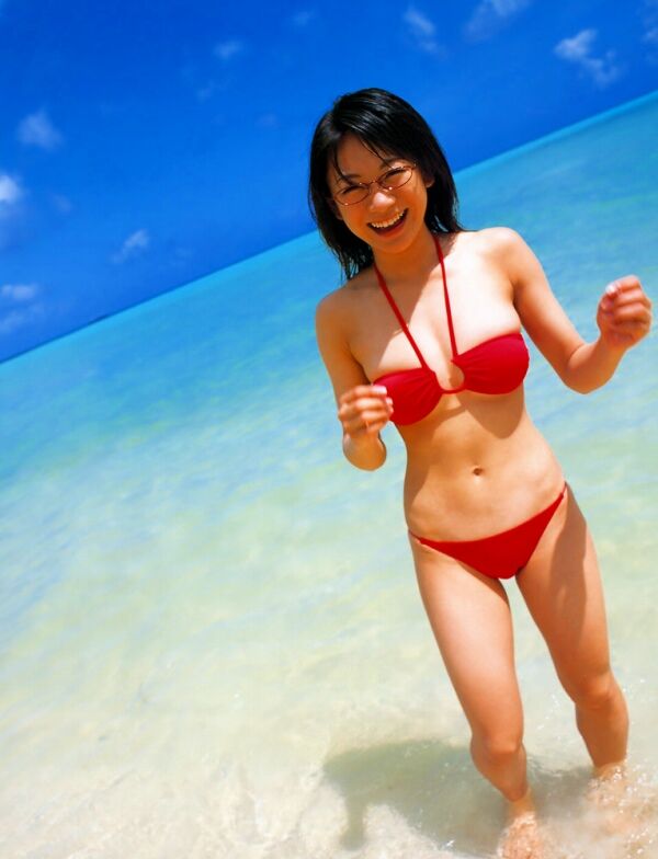 時東ぁみ ビキニ画像!メガネ姿と美ボディがたまらない! 1枚目