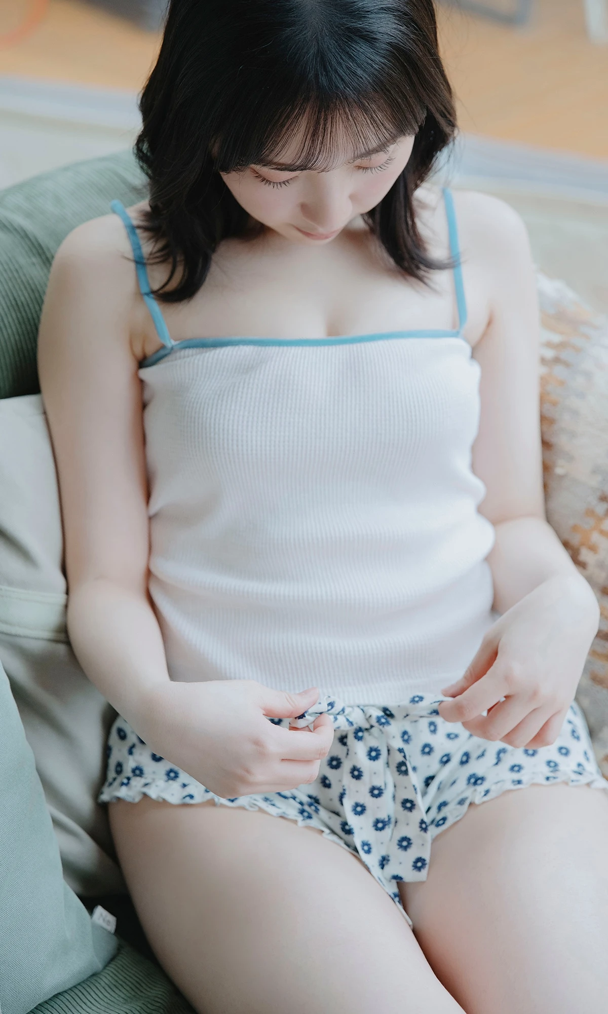 【大増量】豊田萌絵写真集「Day by Day」 2枚目