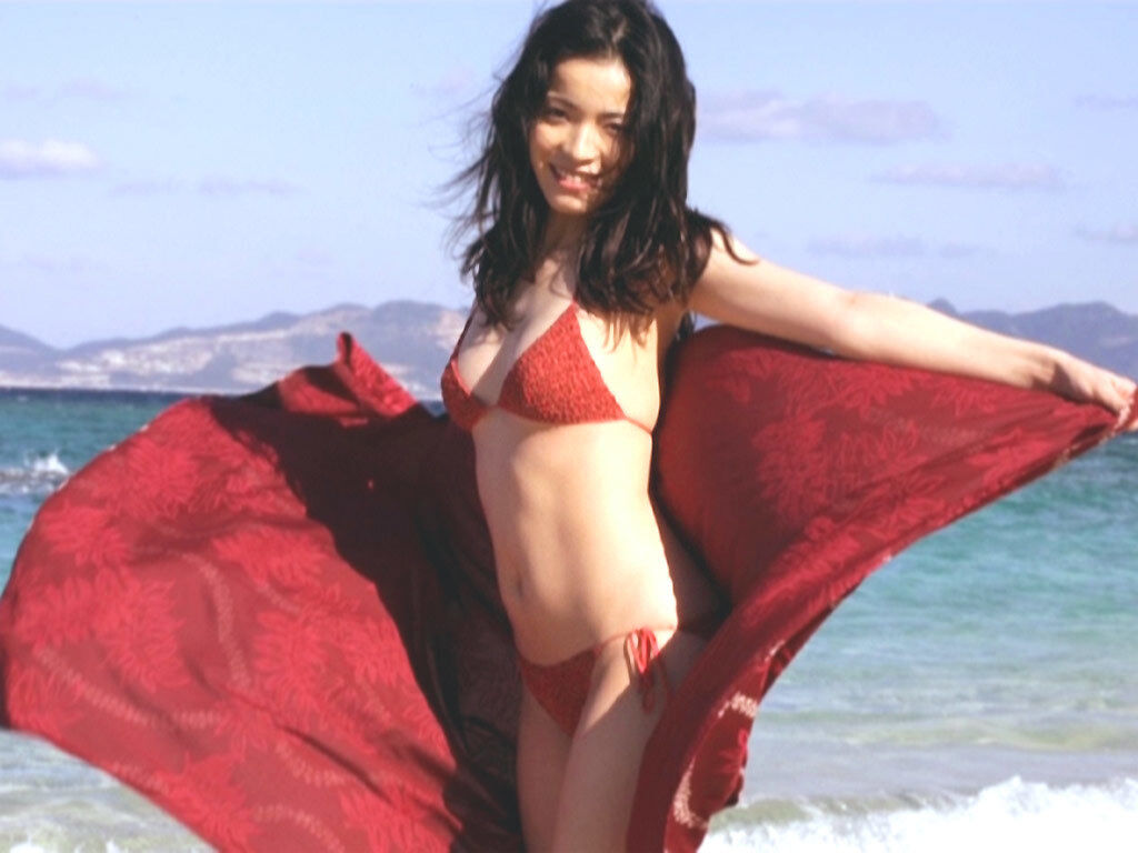 知念里奈 ビキニ画像!若い頃のかわいさと抜群スタイルがたまらない! 13枚目