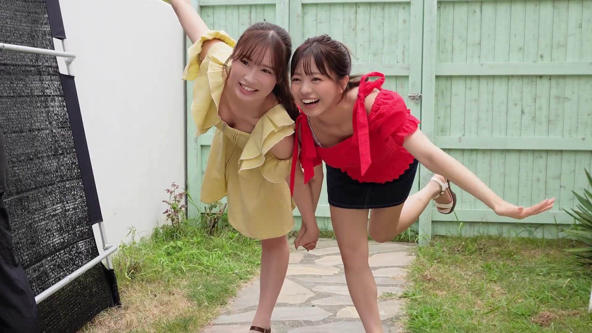 加藤綾乃&やべいろはが初水着グラビア解禁!現役女子大生の神ボディに絶賛の嵐 15枚目