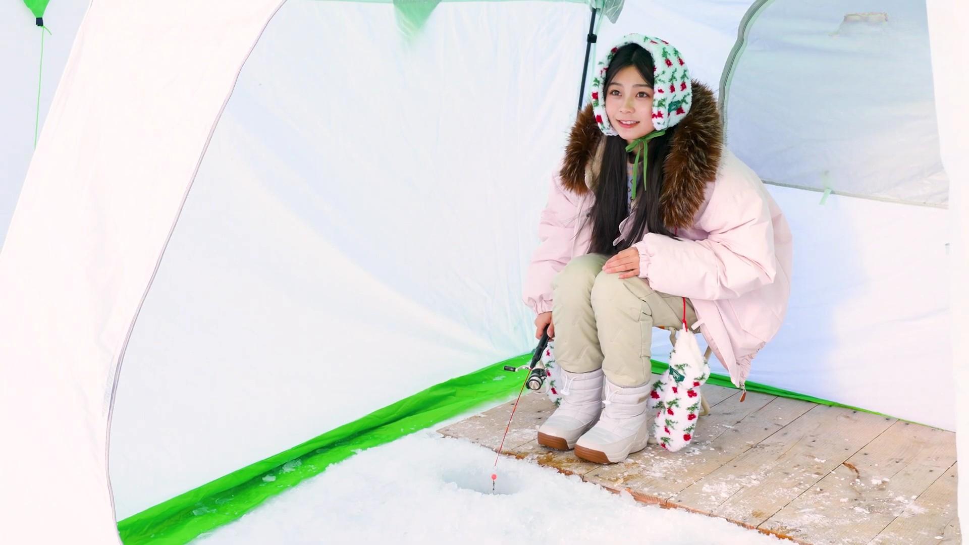 稲光亜依 雪景色水着がたまらない制コレGP 1枚目