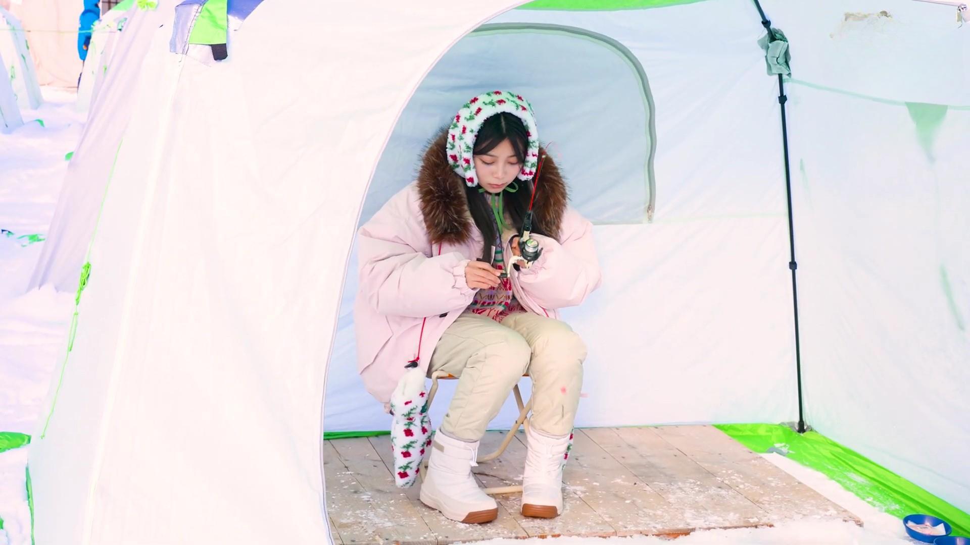 稲光亜依 雪景色水着がたまらない制コレGP 4枚目