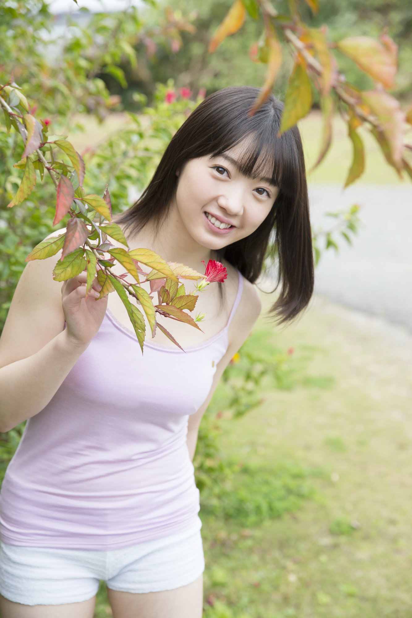吉川愛 三宅島の自然を背景にした水着グラビアが話題 17枚目