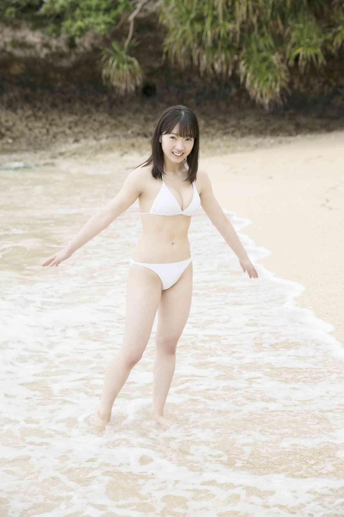 吉川愛 三宅島の自然を背景にした水着グラビアが話題 19枚目