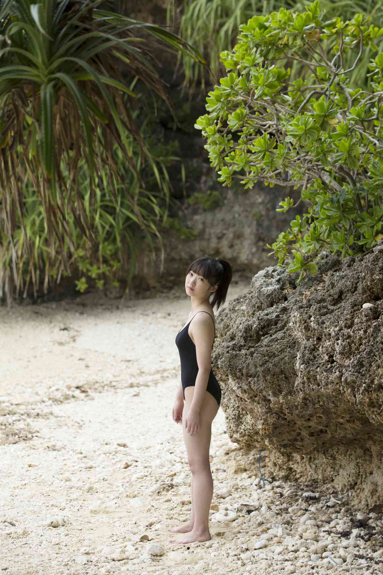 吉川愛 三宅島の自然を背景にした水着グラビアが話題 21枚目