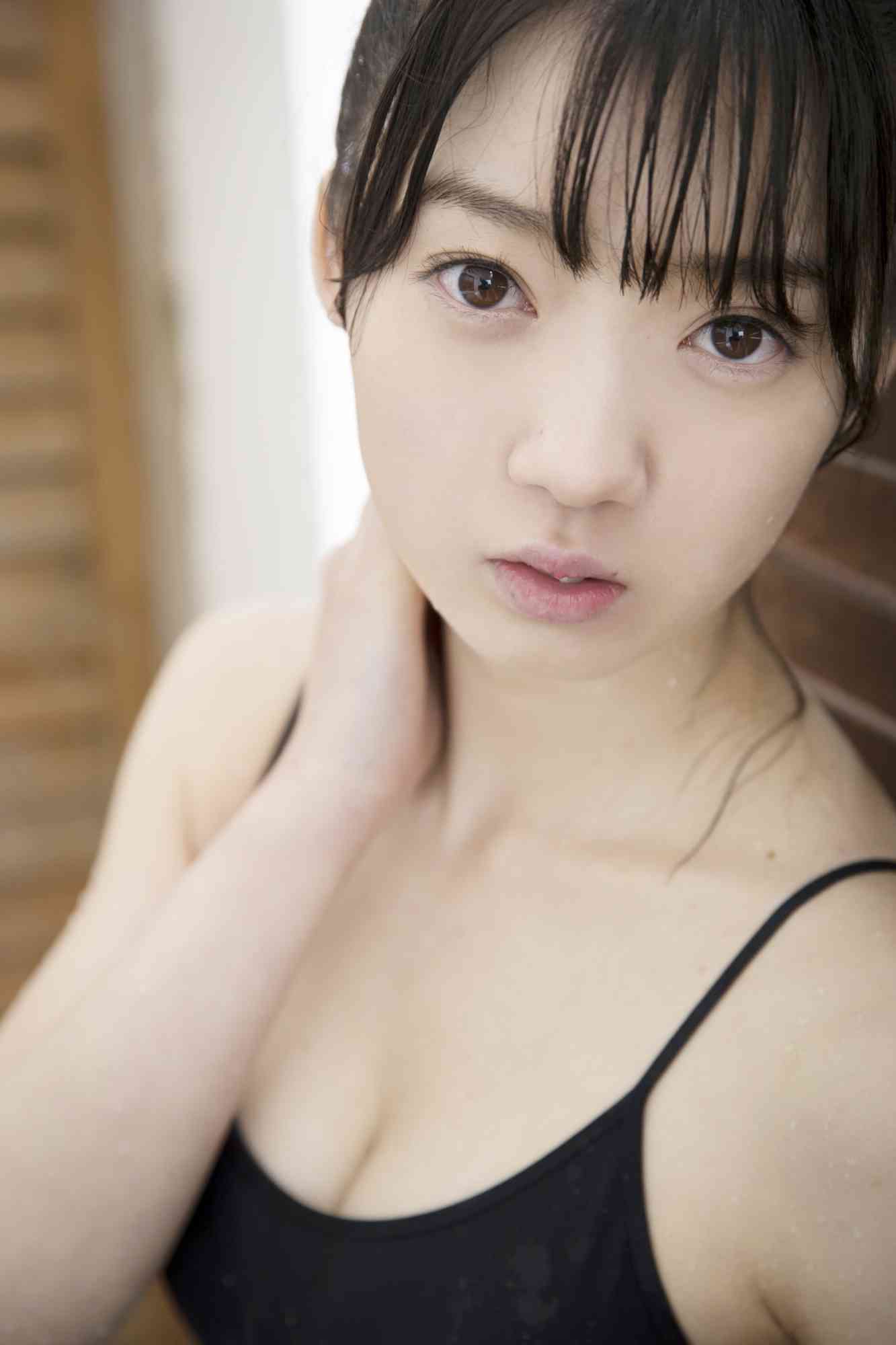 吉川愛 三宅島の自然を背景にした水着グラビアが話題 26枚目