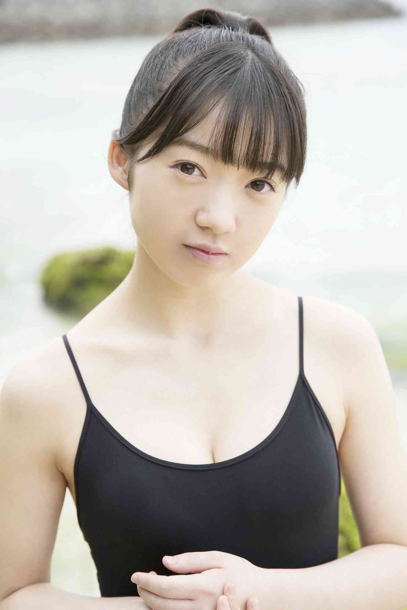 吉川愛 三宅島の自然を背景にした水着グラビアが話題 27枚目