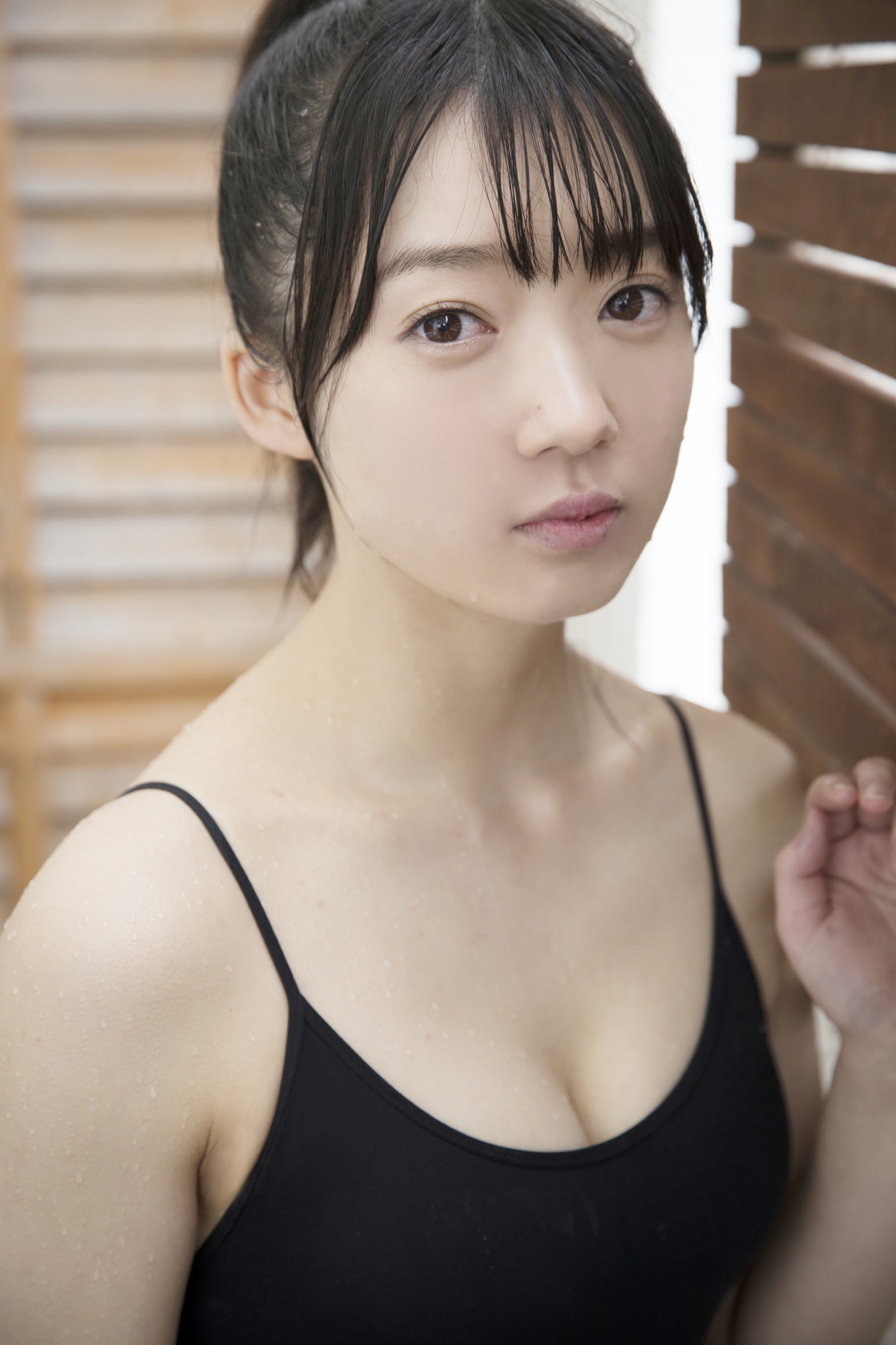 吉川愛 三宅島の自然を背景にした水着グラビアが話題 29枚目