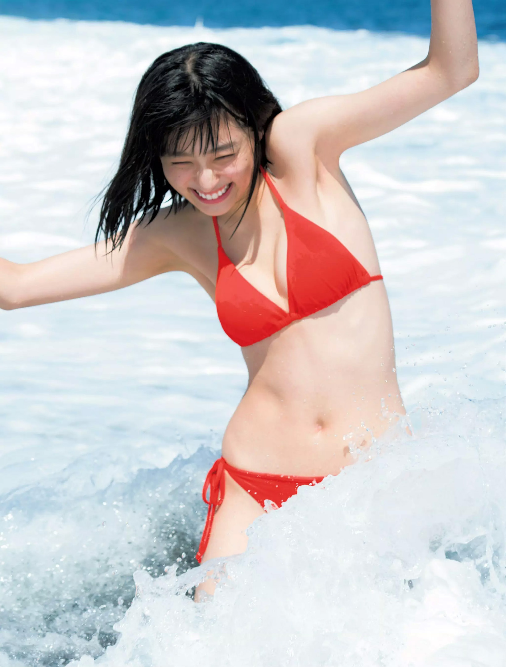 吉川愛、18歳で魅せる成長の瞬間。三宅島の自然を背景にした水着グラビアが話題 1枚目