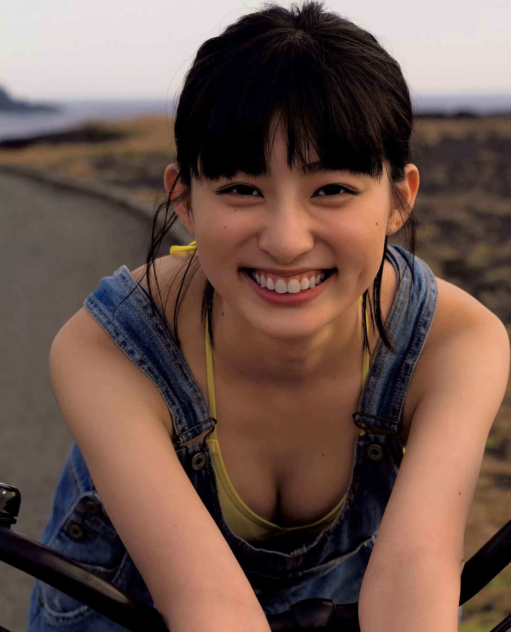 吉川愛、18歳で魅せる成長の瞬間。三宅島の自然を背景にした水着グラビアが話題 2枚目