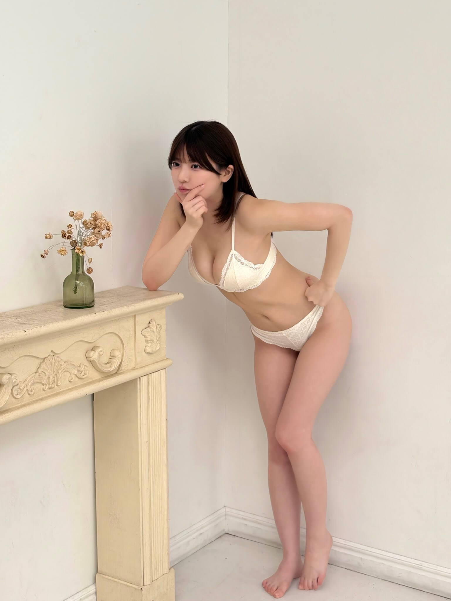 美波那緒の圧倒的水着グラビア!白肌Gカップとあどけない表情のギャップが魅せる瞬間 27枚目