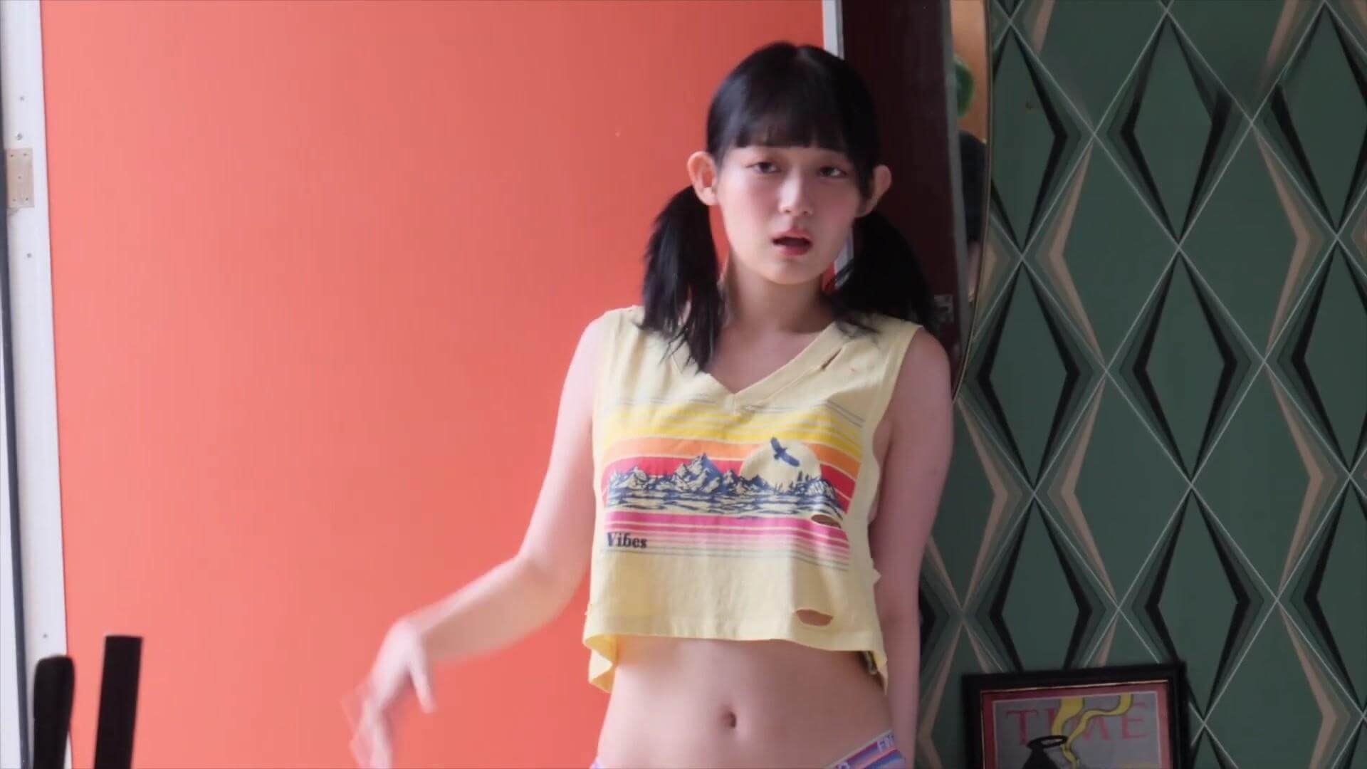 まいきち水着グラビア解禁!虹色ビキニの無邪気さと大人ランジェリーの極上ギャップ 2枚目