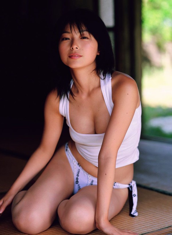 里中あや ビキニ画像!若い頃のかわいさと美スタイルがたまらない! 24枚目