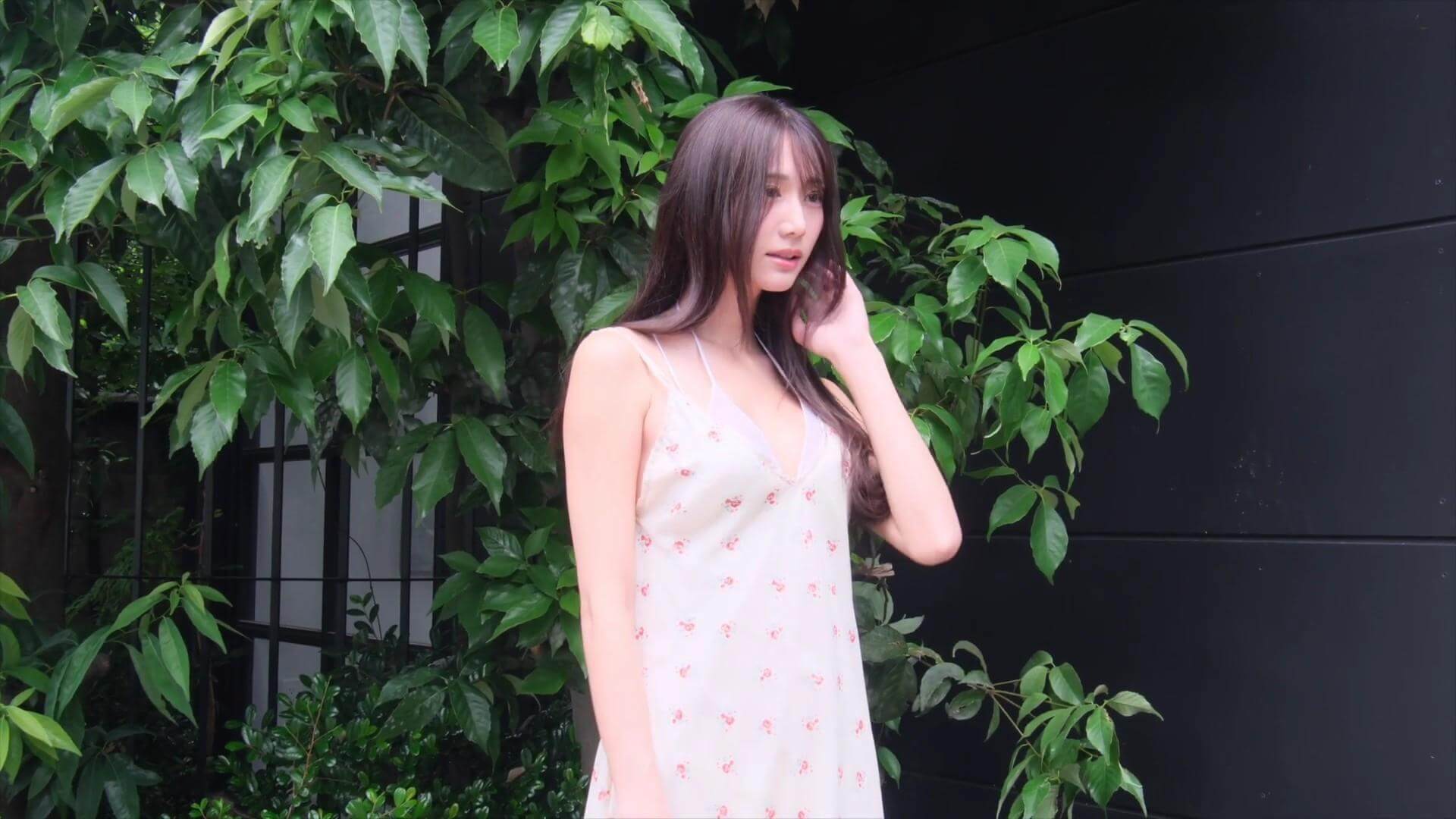 斎藤恭代の最新水着グラビアが神レベル!奇跡の9頭身美ボディに釘付け 2枚目