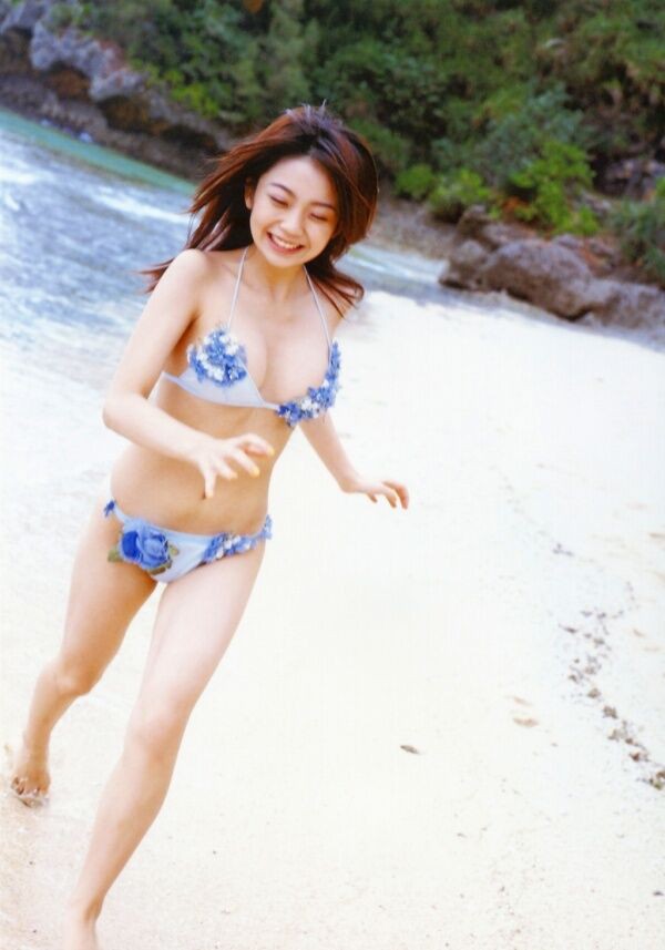 秋山奈々 ビキニ画像!若い頃のかわいさと美スタイルがたまらない! 16枚目
