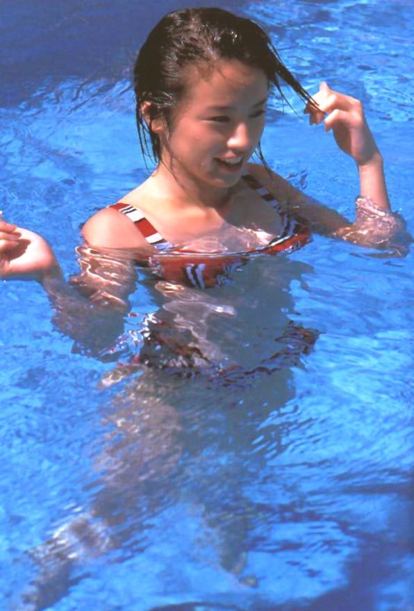 鈴木亜美 グラビア画像!若い頃のかわいさと美スタイルがたまらない! 15枚目