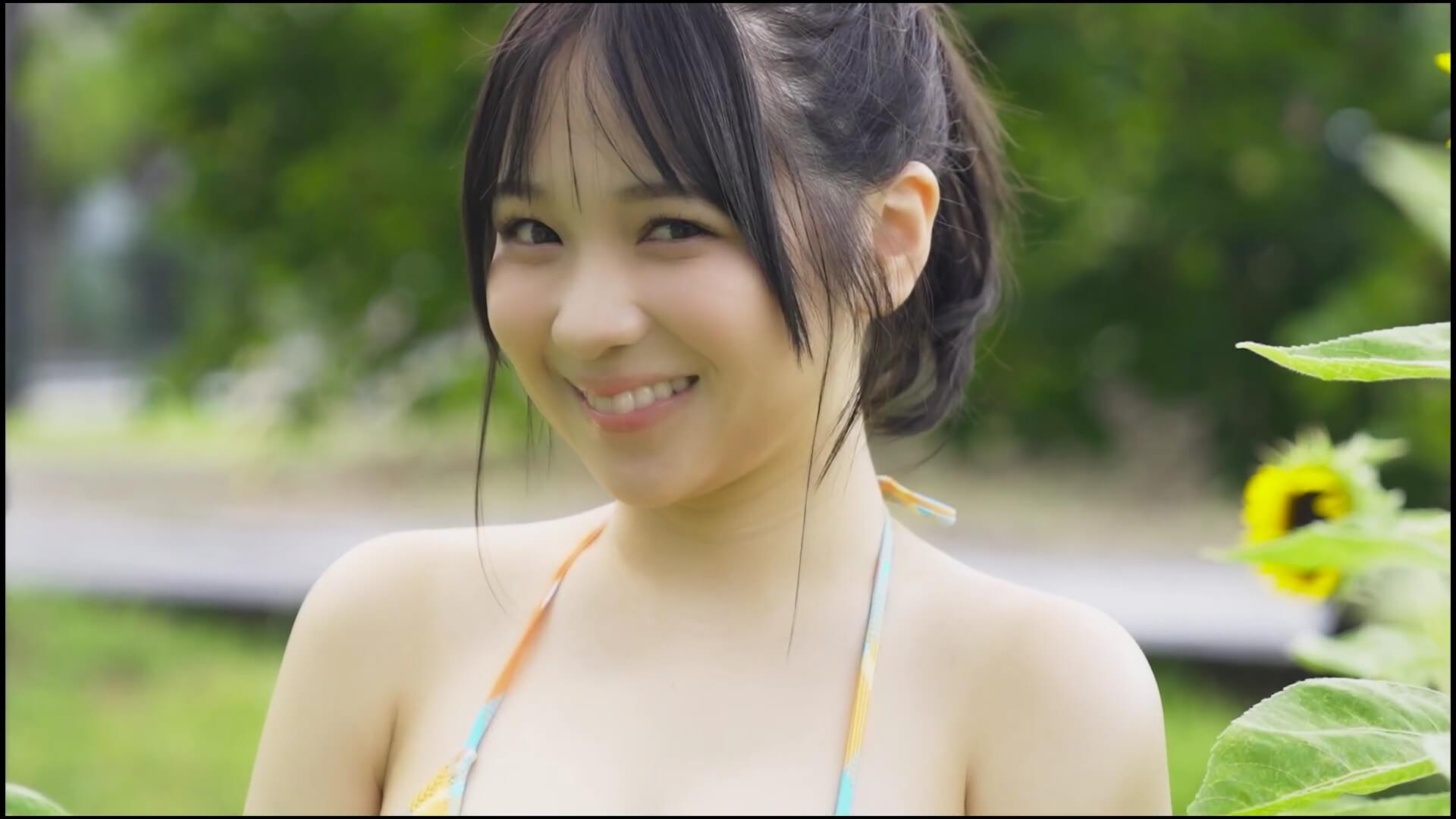 池本しおりの水着グラビア!ひまわり畑とビキニで見せる圧倒的透明感 18枚目