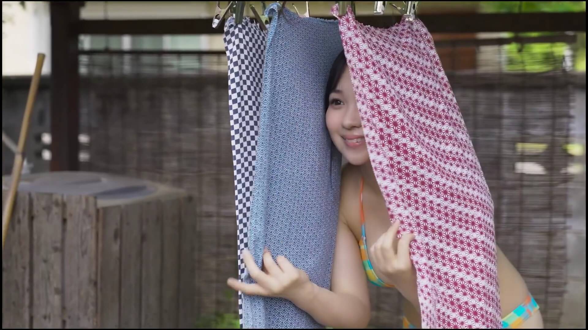 池本しおりの水着グラビア!ひまわり畑とビキニで見せる圧倒的透明感 25枚目
