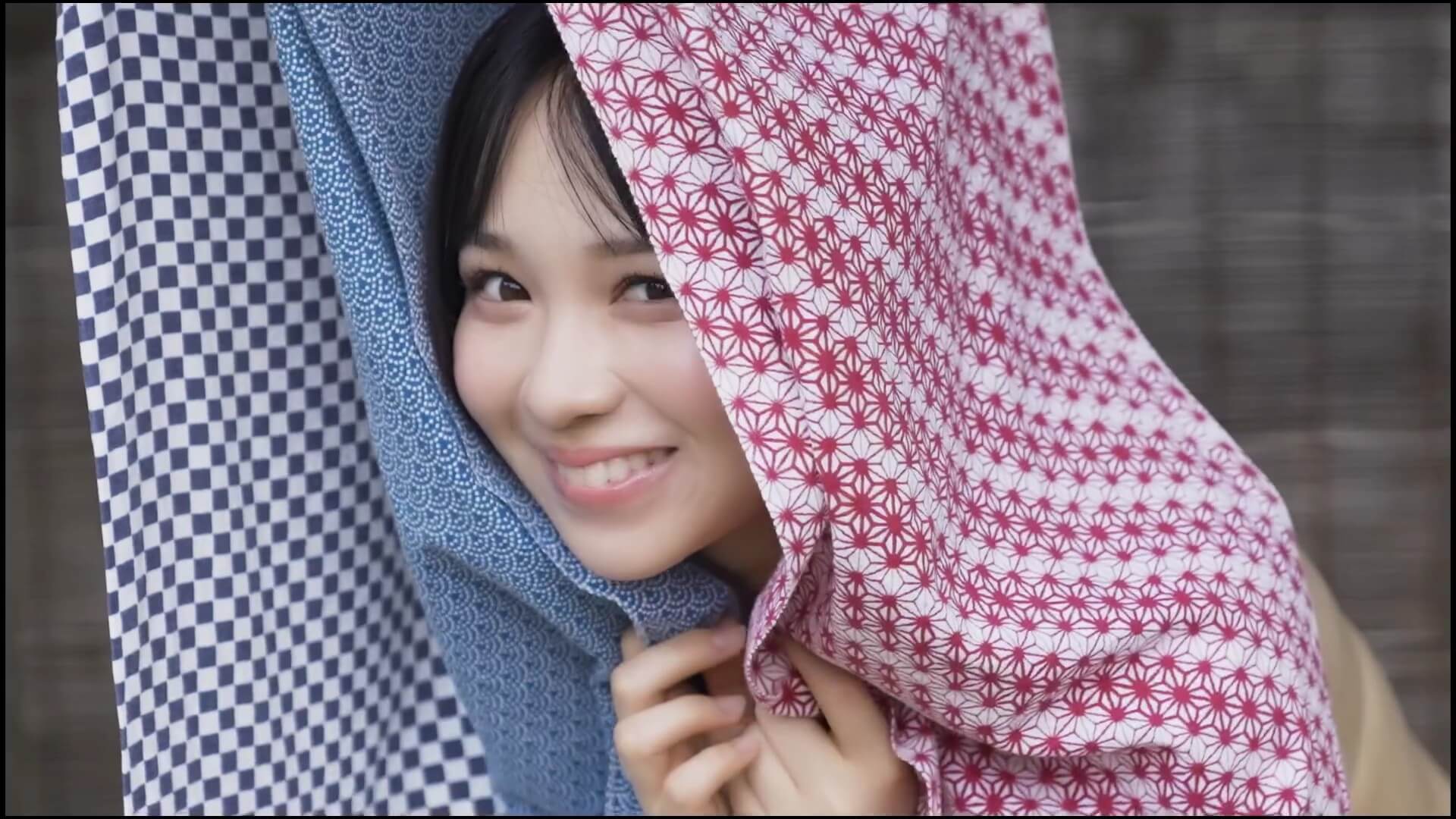池本しおりの水着グラビア!ひまわり畑とビキニで見せる圧倒的透明感 30枚目