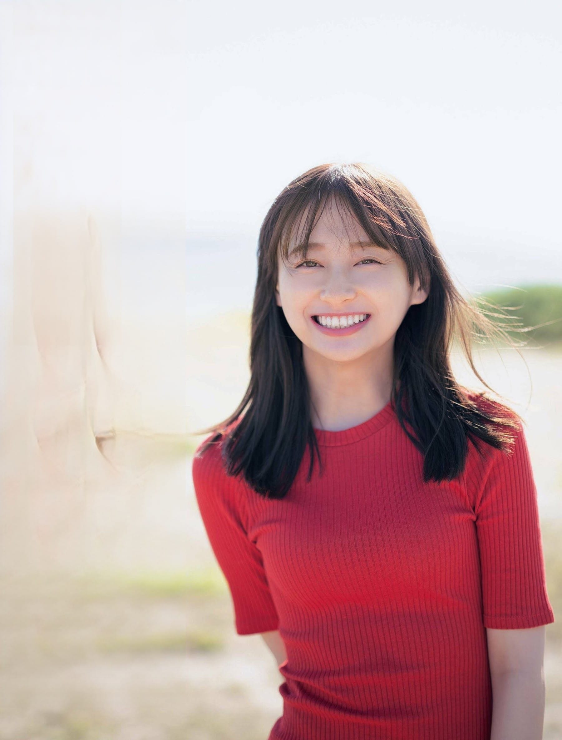 日向坂46 影山優佳 1st写真集 『知らないことだらけ』が絶賛発売中! 1枚目