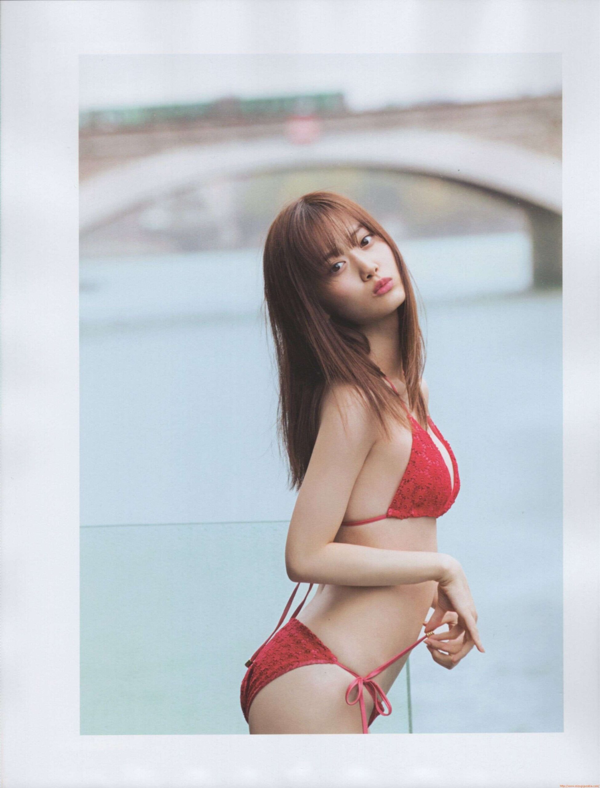 山下美月、魅力溢れる水着姿でファンを魅了!乃木坂46の輝く星 2枚目