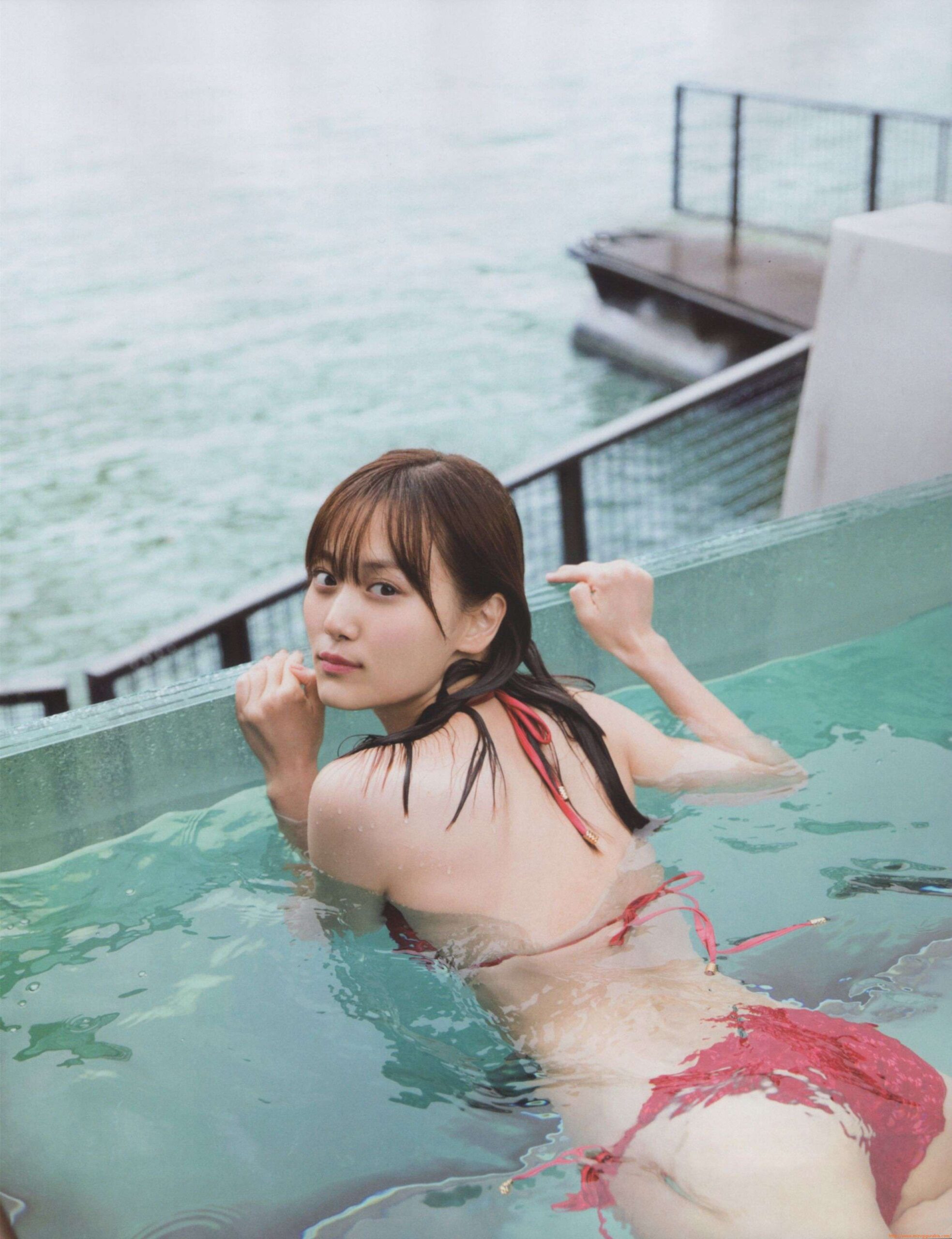 山下美月、魅力溢れる水着姿でファンを魅了!乃木坂46の輝く星 4枚目