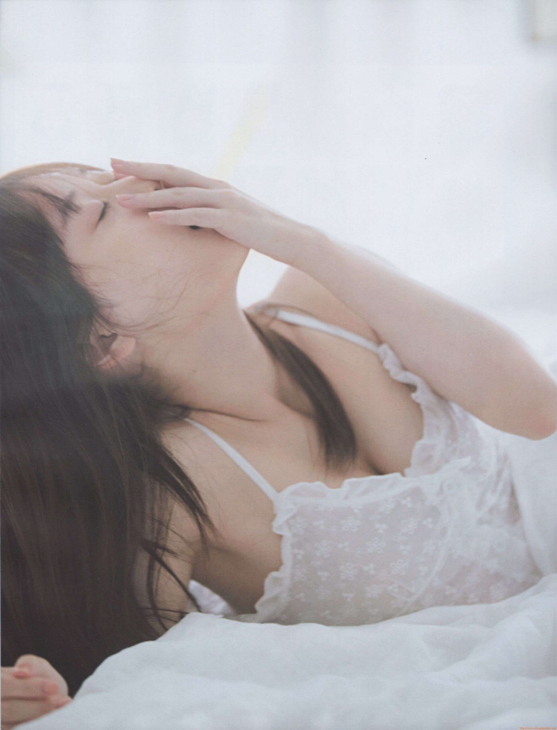 山下美月、魅力溢れる水着姿でファンを魅了!乃木坂46の輝く星 14枚目