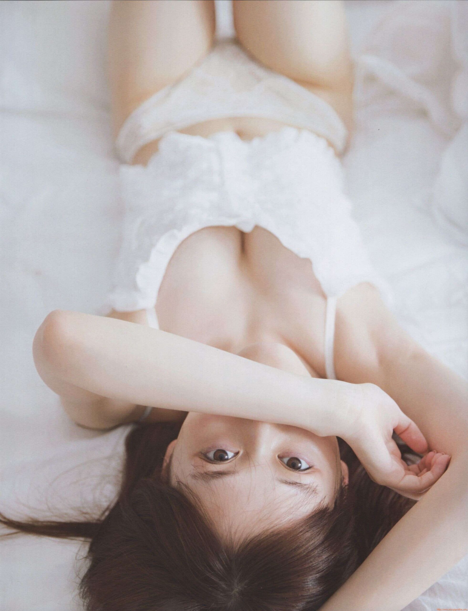 山下美月、魅力溢れる水着姿でファンを魅了!乃木坂46の輝く星 16枚目