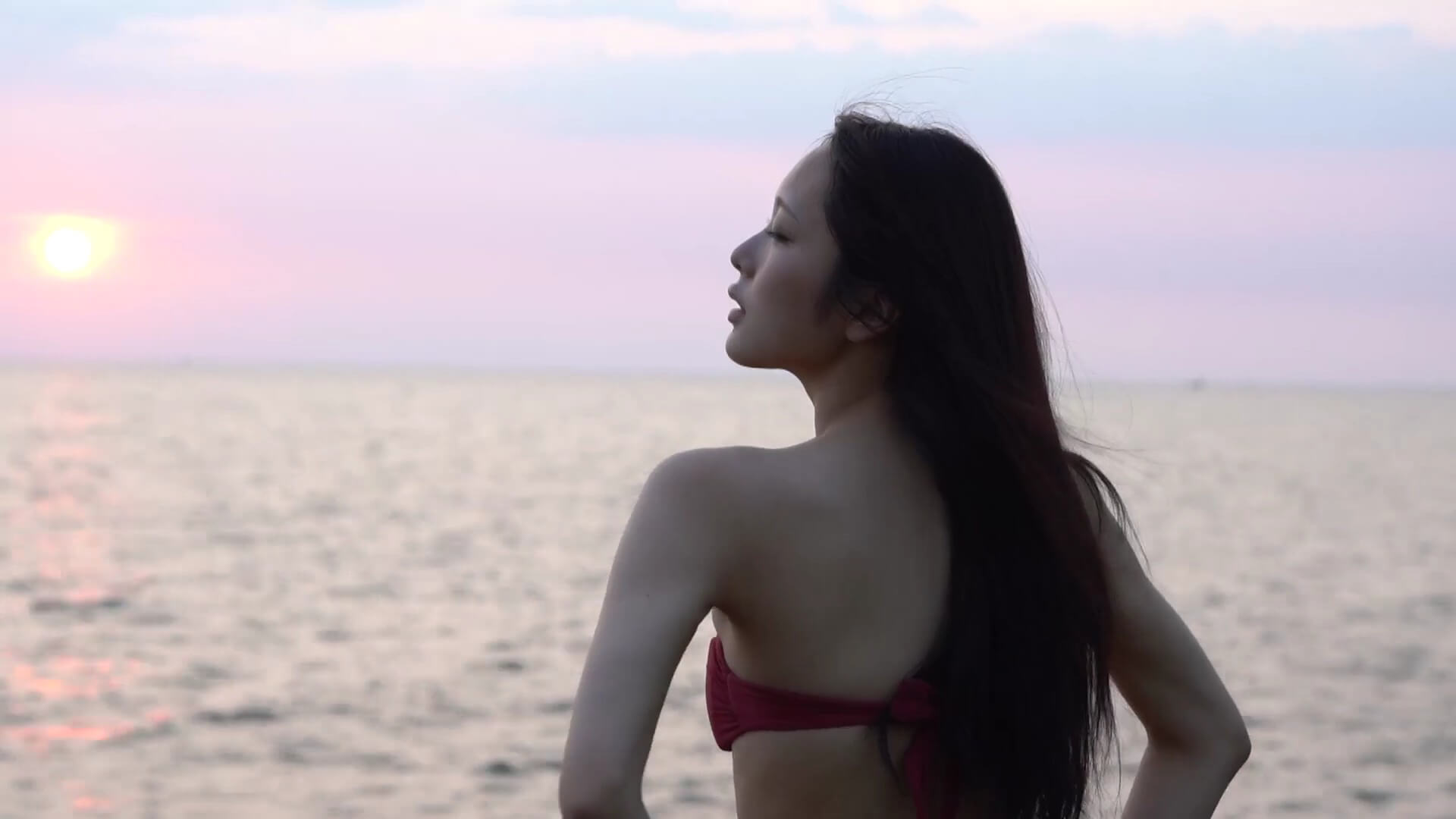≒JOY逢田珠里依・水着グラビア!夕暮れベトナムの美しすぎる深紅ビキニ姿に悶絶 12枚目