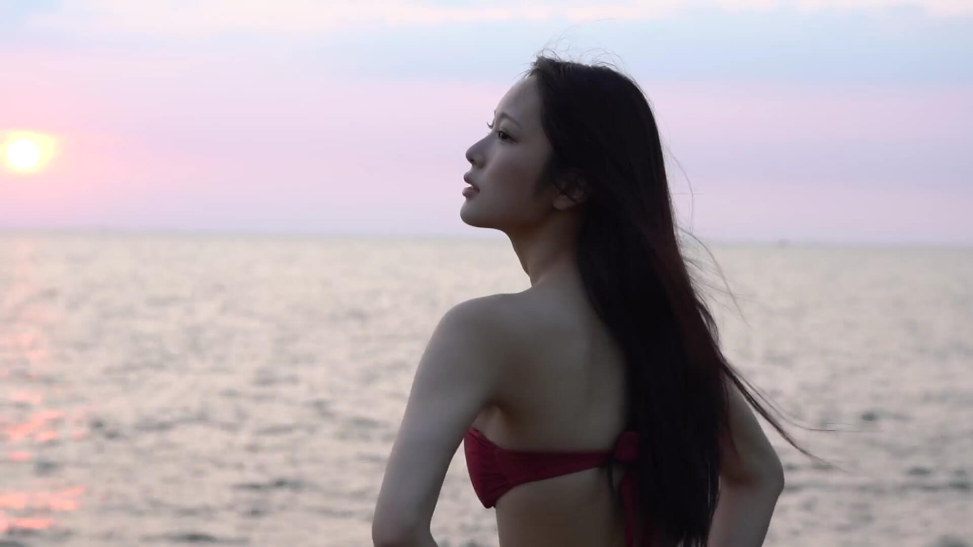 ≒JOY逢田珠里依・水着グラビア!夕暮れベトナムの美しすぎる深紅ビキニ姿に悶絶 13枚目