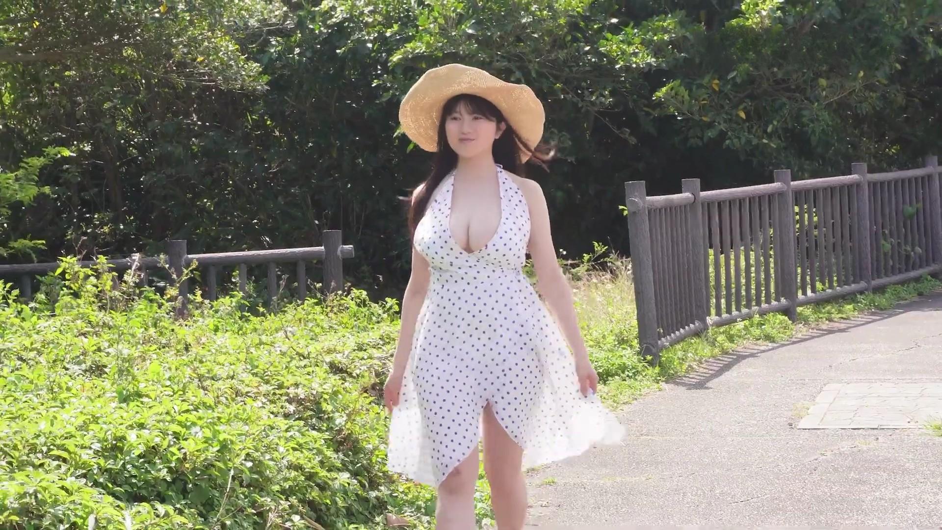 2026年最強の新人・加藤玲菜、圧巻の水着グラビア解禁!ヤンマガ表紙を飾った“看護学生”の素顔 21枚目
