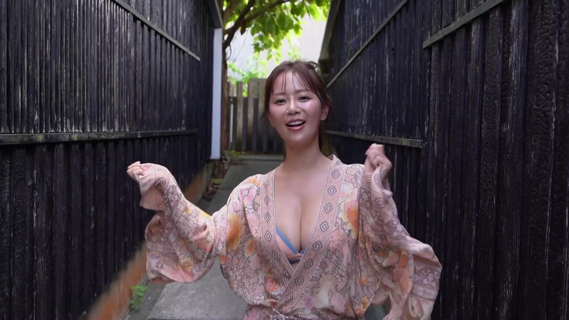 井口裕香 水着画像グラビア 人気声優の美貌と磨き上げたスタイル 8枚目
