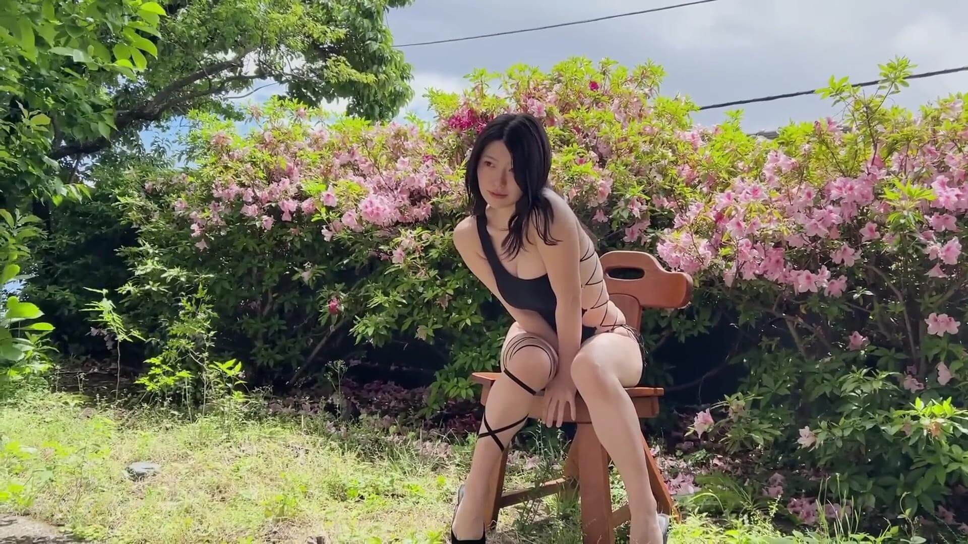 山田かなの最新水着グラビア画像!大人の色香漂う美バスト&ヒップの魅力 6枚目