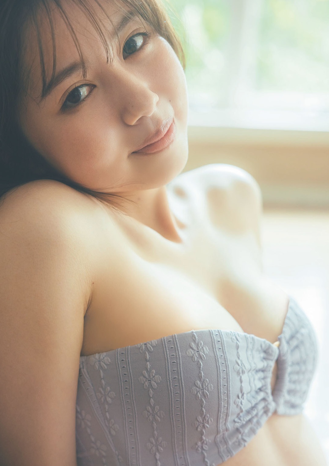 Weekly Playboy. 神田あいり写真集「ときめきのベル」 3枚目