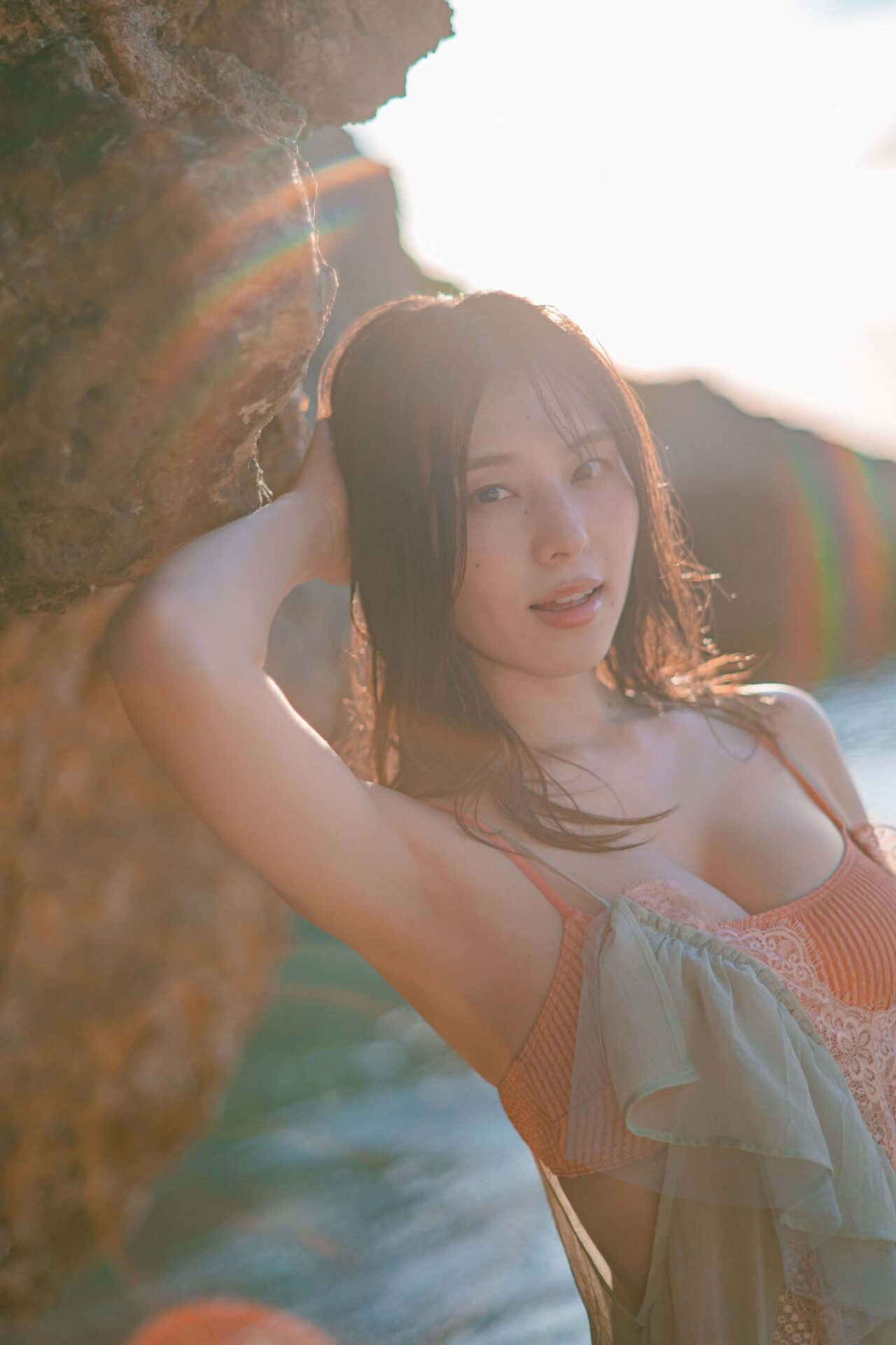 相楽伊織の最新水着グラビアを徹底特集!圧巻スタイルと大人の色香に魅了される 5枚目