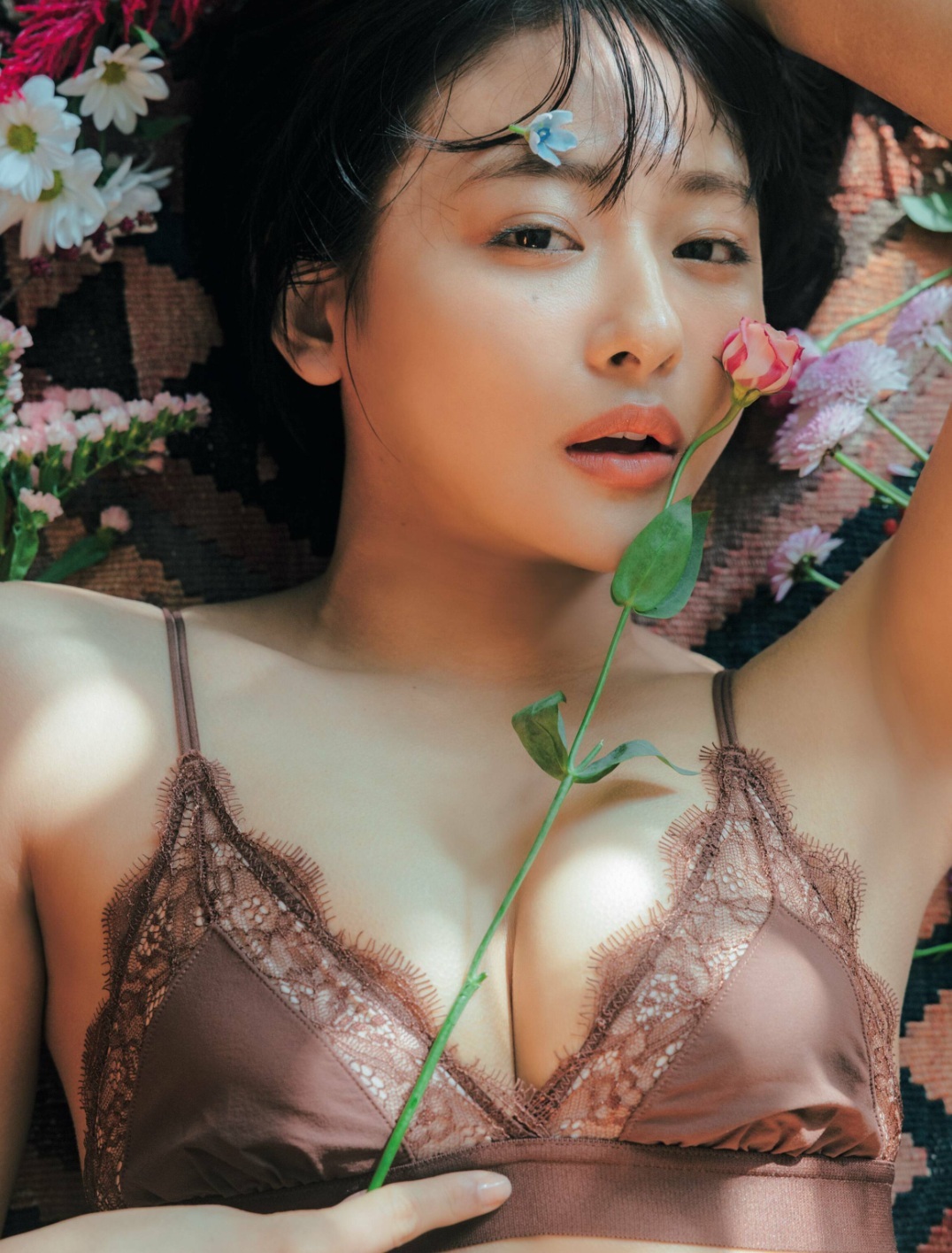 高倉菫(たかくら・すみれ)グラビア水着画像 20枚目