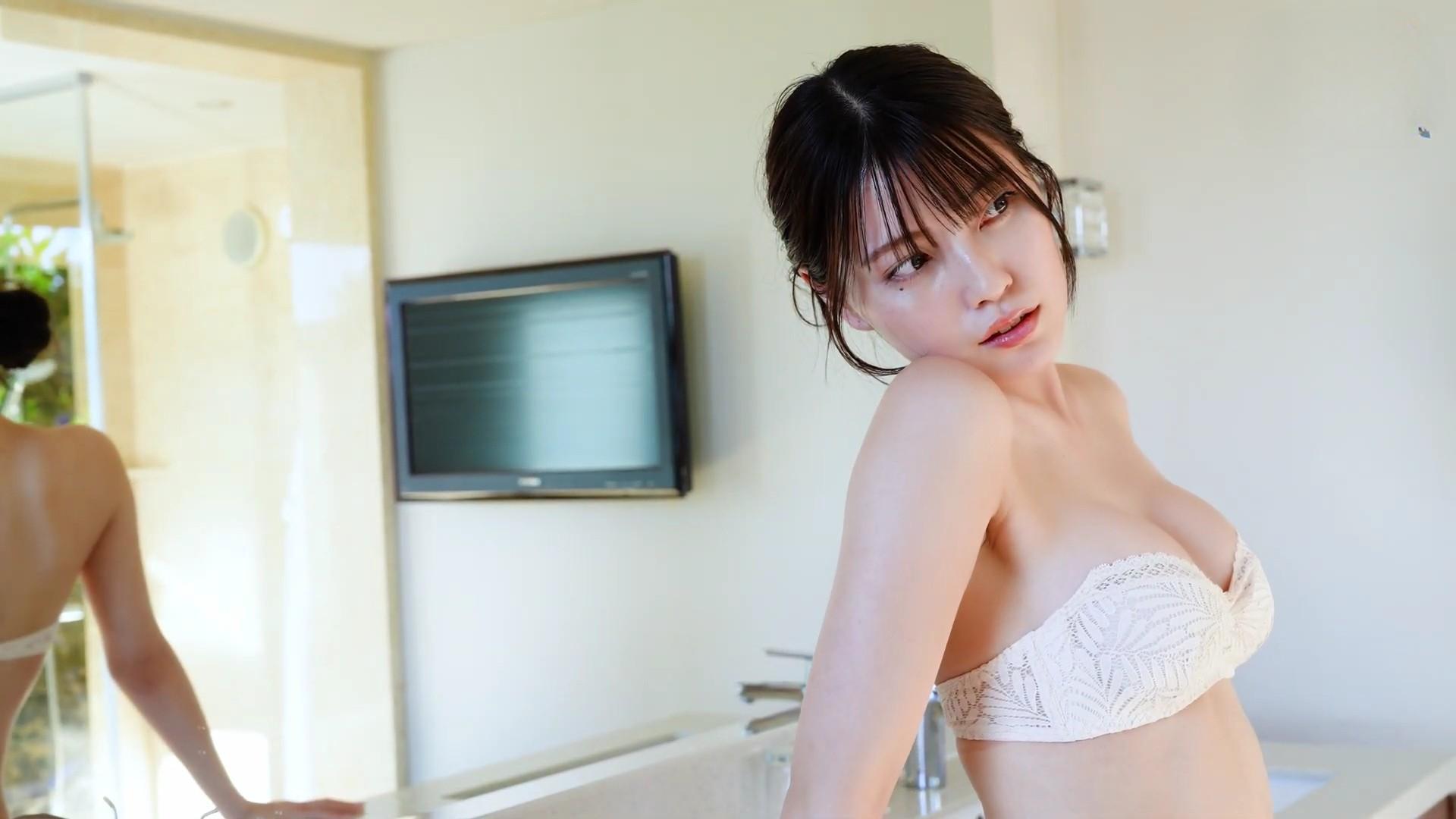 金丸紗希 主人公 入浴バスルームでの水着グラビア 11枚目