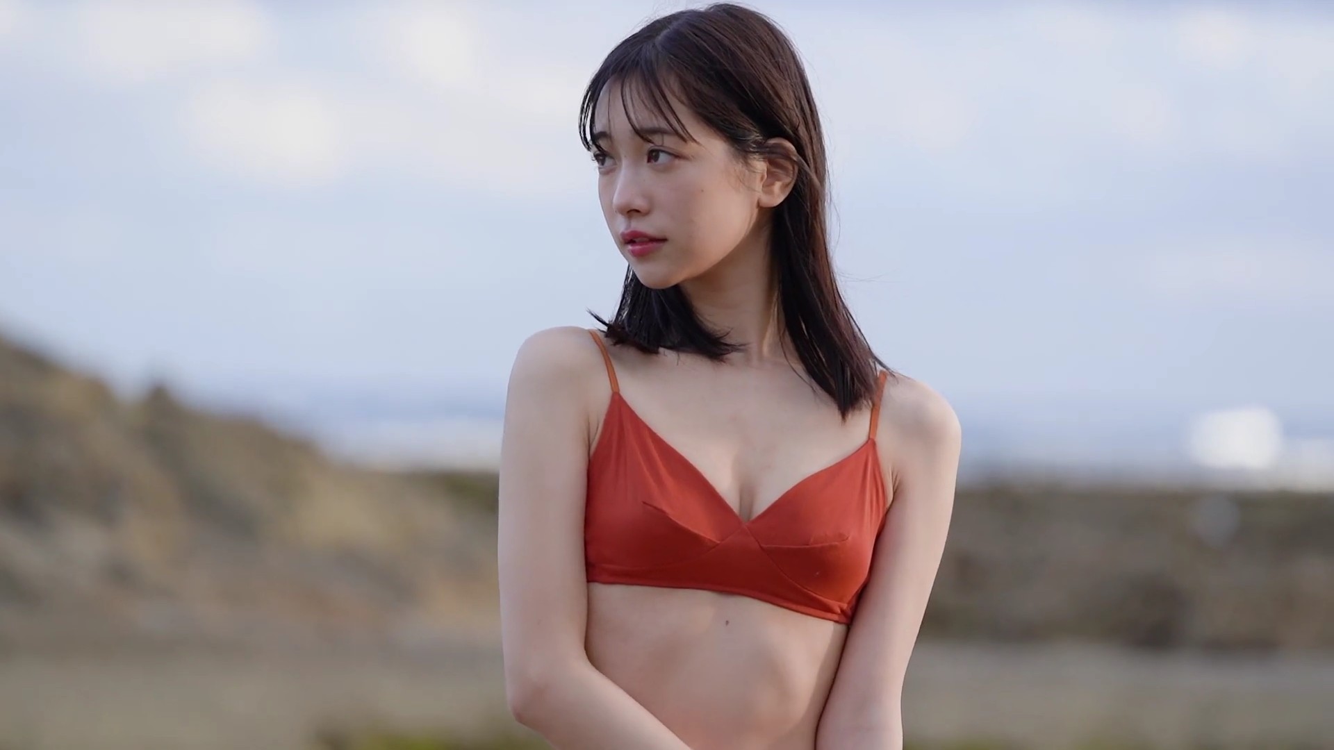 今森茉耶 赤いビキニ姿でスレンダーボディーで魅せる! 14枚目