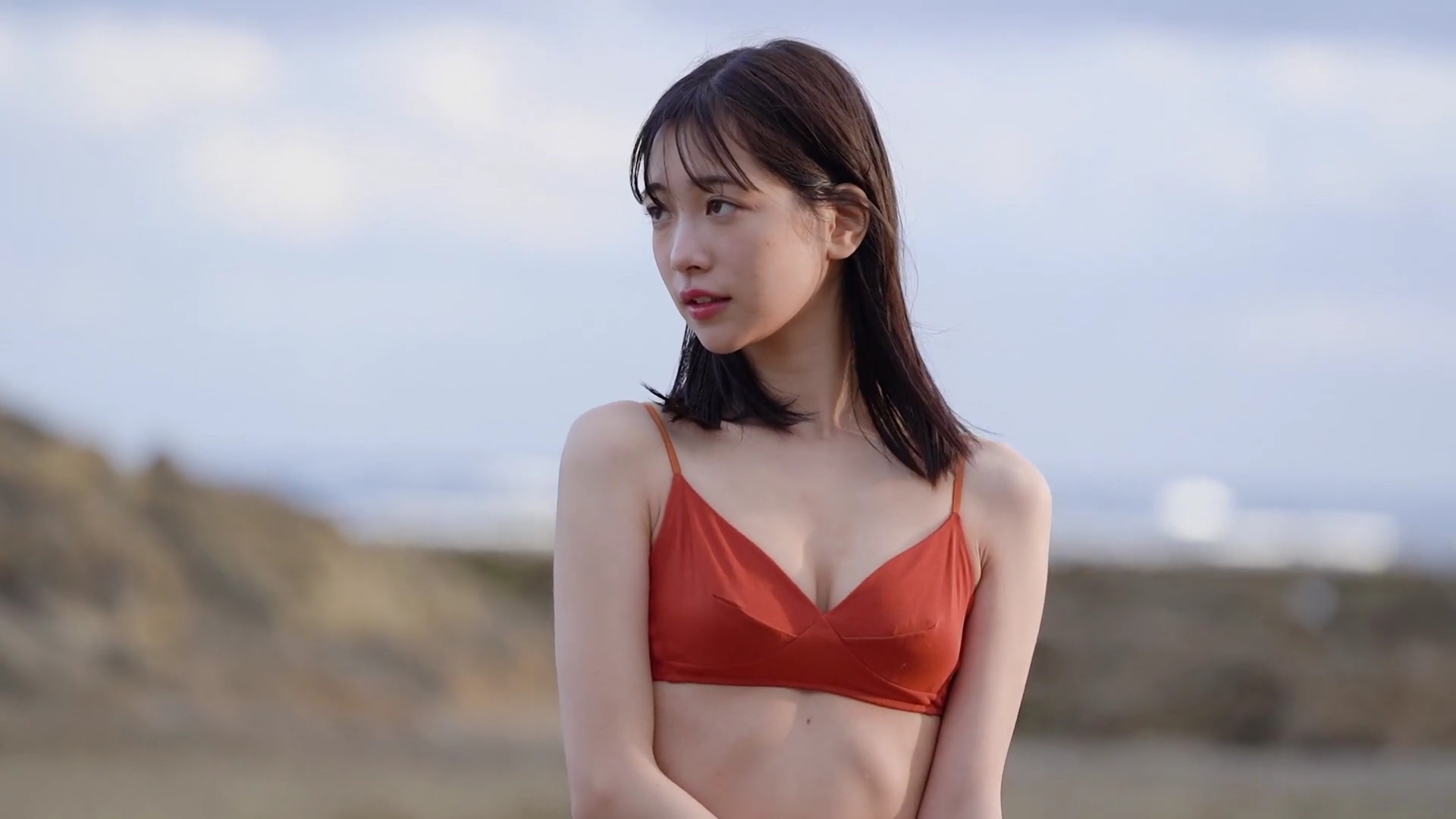 今森茉耶 赤いビキニ姿でスレンダーボディーで魅せる! 15枚目