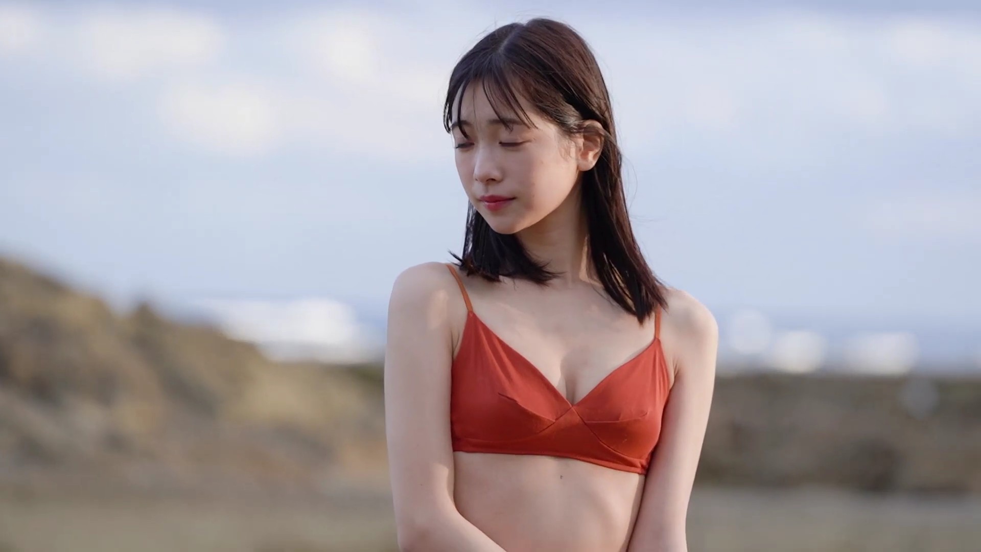 今森茉耶 赤いビキニ姿でスレンダーボディーで魅せる! 16枚目