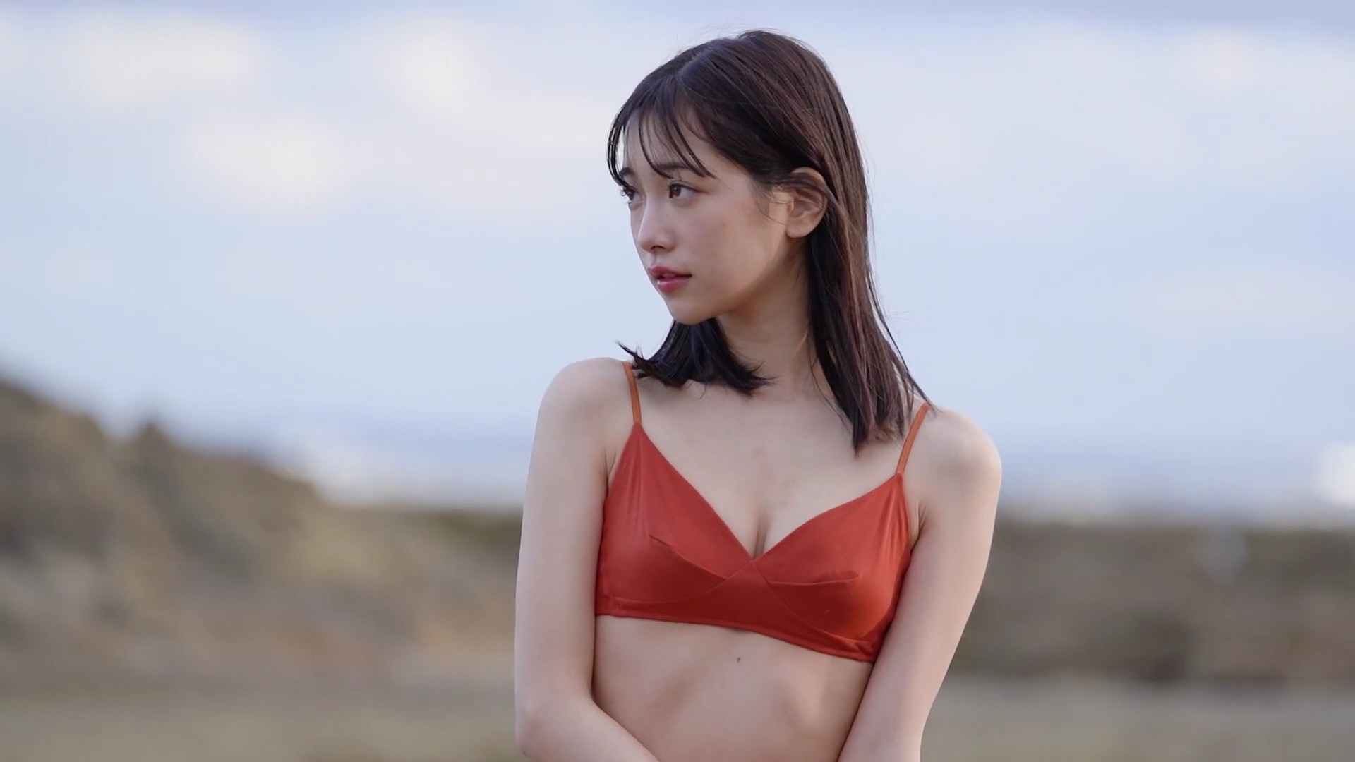 今森茉耶 赤いビキニ姿でスレンダーボディーで魅せる! 17枚目