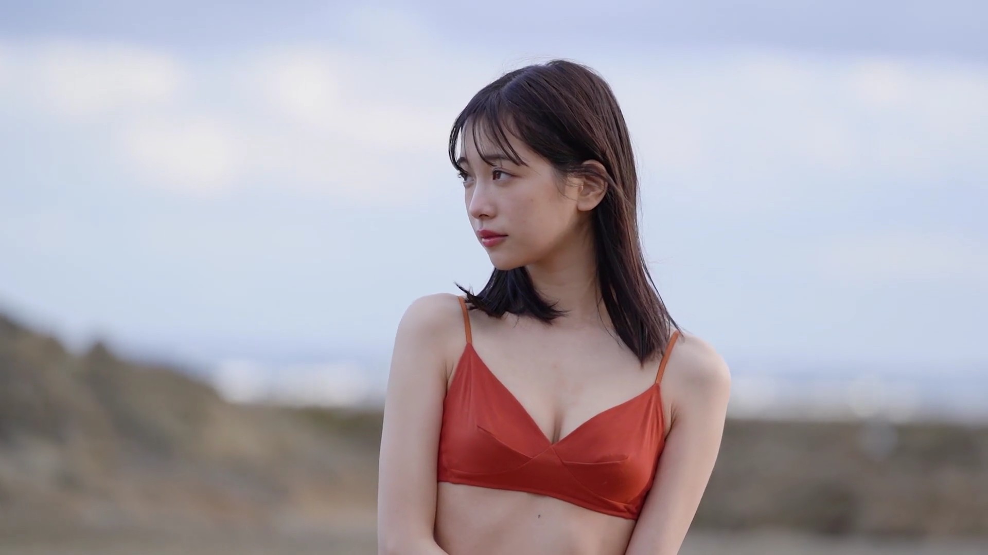 今森茉耶 赤いビキニ姿でスレンダーボディーで魅せる! 18枚目