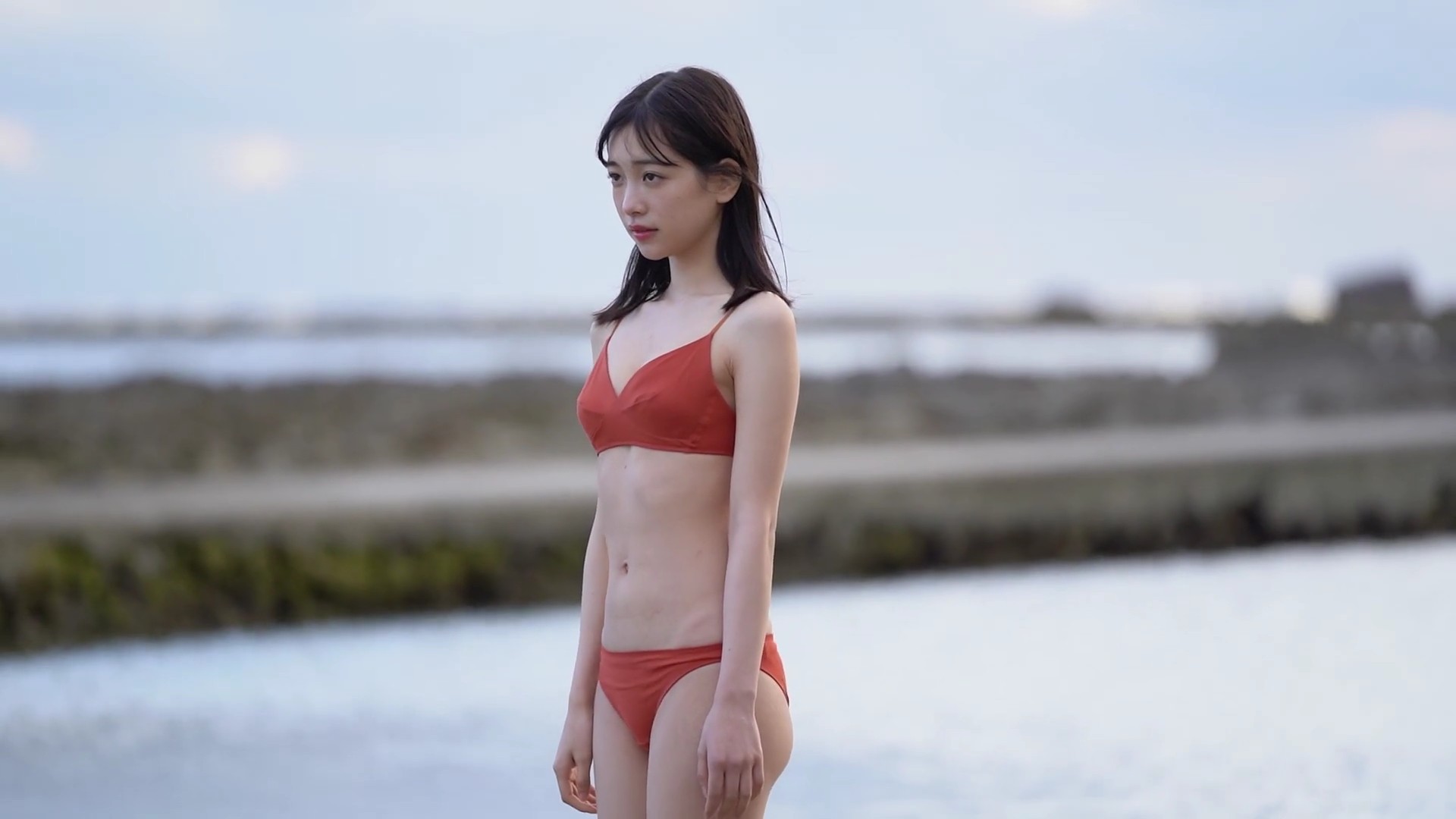 今森茉耶 赤いビキニ姿でスレンダーボディーで魅せる! 21枚目