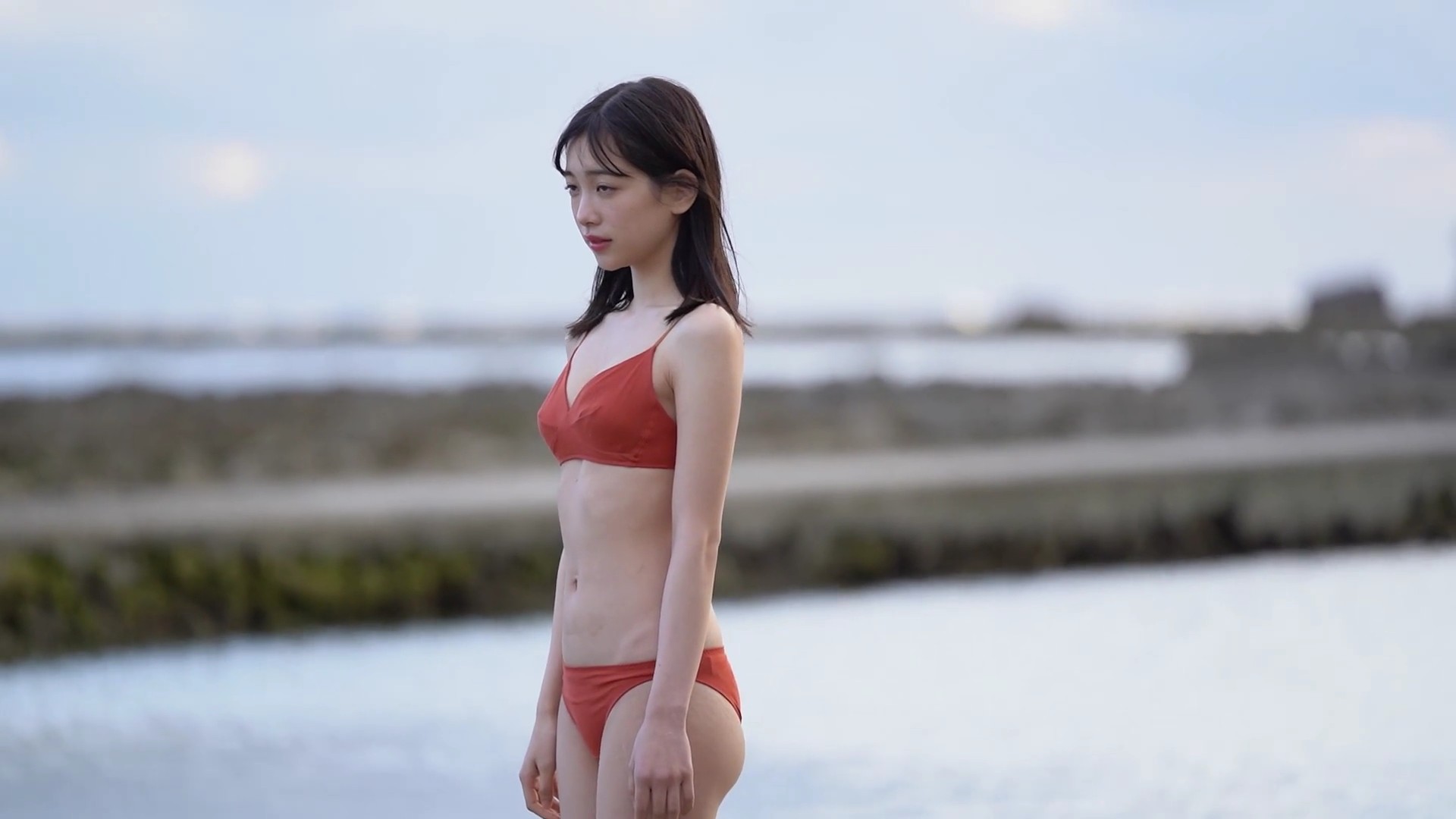 今森茉耶 赤いビキニ姿でスレンダーボディーで魅せる! 27枚目